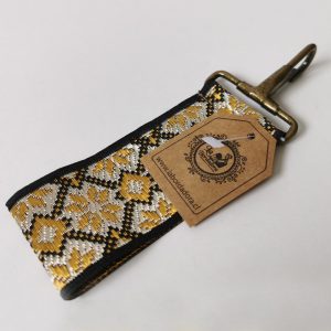 Llavero modelo cinta color mostaza