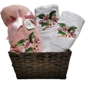 Toalla conjunto y manta en canasto de regalo diseño Flor del Ciruelo
