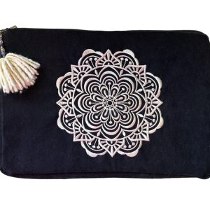 Bolso Portanotebook 13' negro con mandala bordado